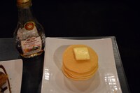 「カナディアンマンのメープルシロップパンケーキ」