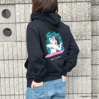 「うる星やつら UFOパーカー」の着用イメージ。