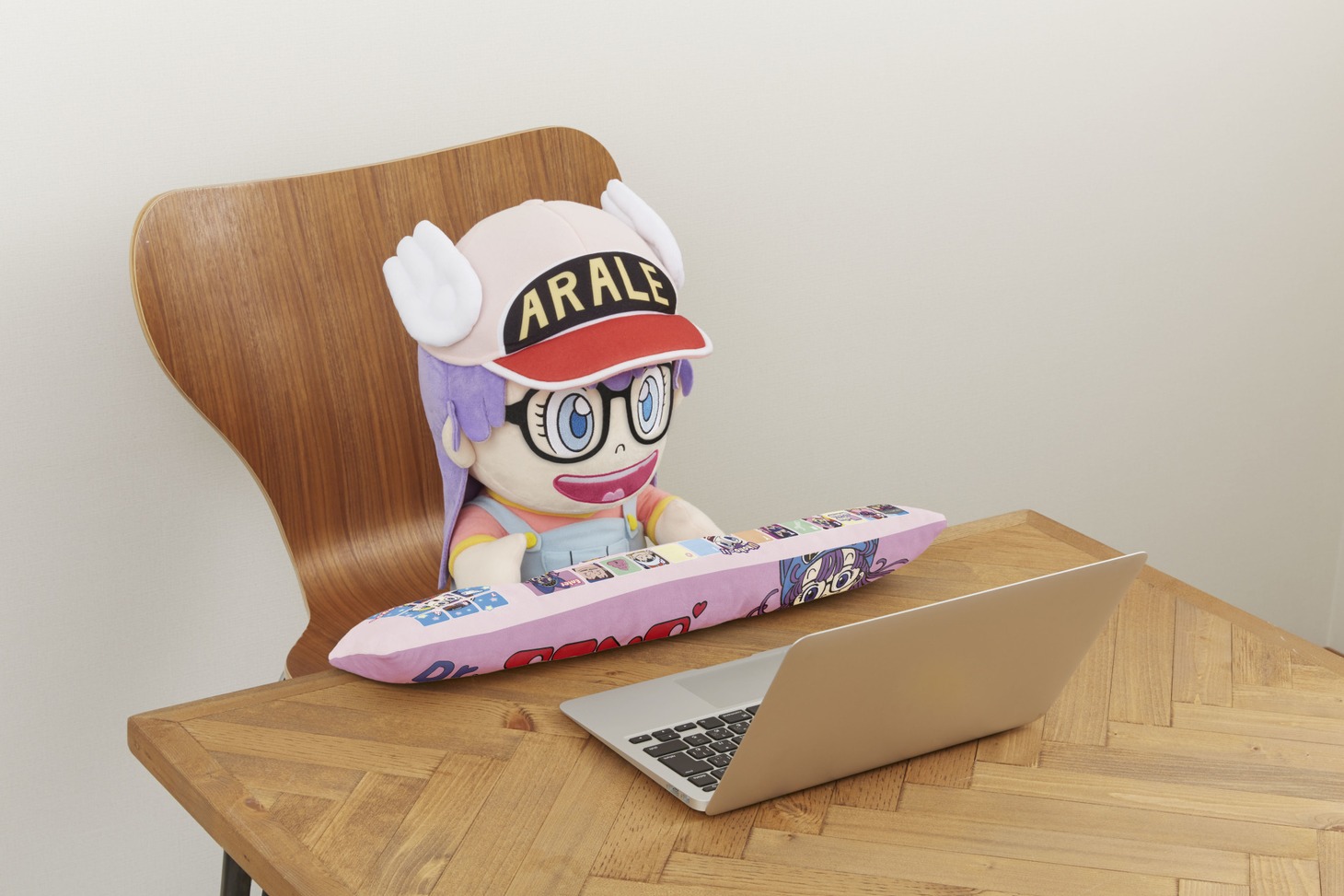 「PCクッション Dr.スランプ アラレちゃん」の使用イメージ。