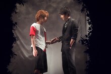 「『pet』-壊れた水槽-」ゲネプロの様子。左から植田圭輔演じるヒロキ、桑野晃輔演じる司。