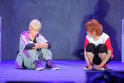 左から谷佳樹演じる悟、植田圭輔演じるヒロキ。