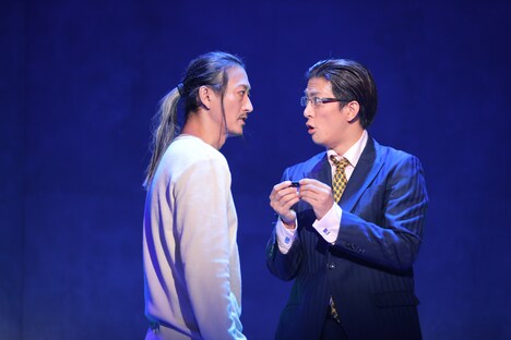 左から萩野崇演じる林、君沢ユウキ演じる桂木。