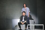 上から伊勢大貴演じるロン、桑野晃輔演じる司。