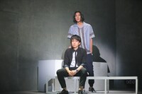 上から伊勢大貴演じるロン、桑野晃輔演じる司。