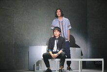 上から伊勢大貴演じるロン、桑野晃輔演じる司。