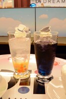 左から「HAPPY ENTERTAINER」「BLACK OUT」。