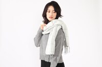 ナツモデルのストール＆ストールピン使用例。