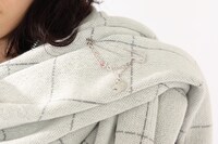 ナツモデルのストール＆ストールピン使用例。