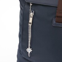 グレイモデルのバッグ。