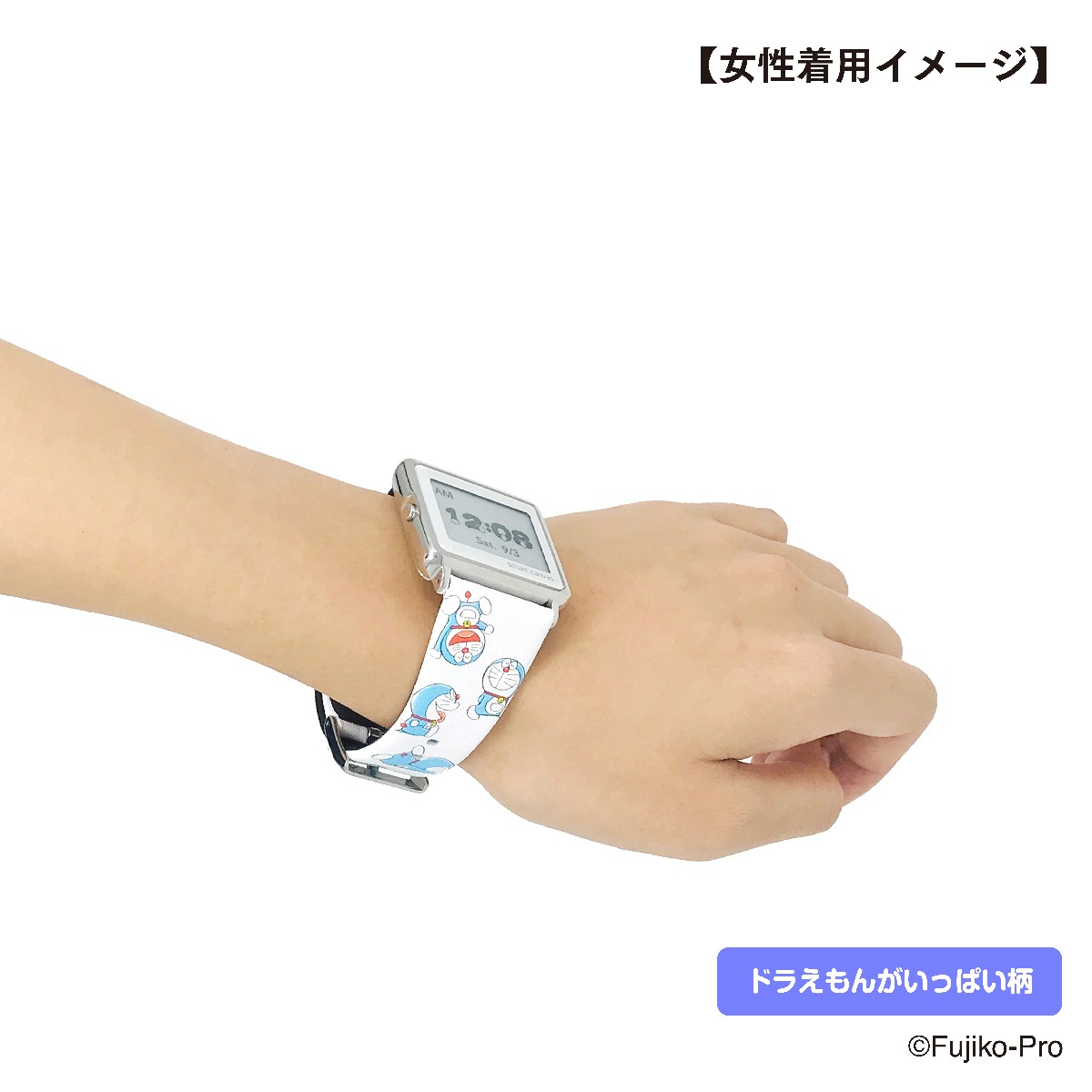 「ドラえもん Smart Canvas デジタル腕時計」の女性着用イメージ。