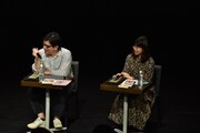 左から女子マンガ研究家の小田真琴、詩人の文月悠光。