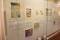 初期作品の展示コーナーより。