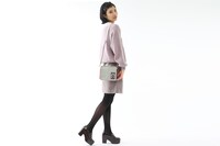 Cafe Paradeモデルのリュックに付属するフロントポーチの使用イメージ。