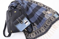 Legendersモデルのバッグとストール。