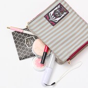 Cafe Paradeモデルのリュックに付属するフロントポーチの使用イメージ。