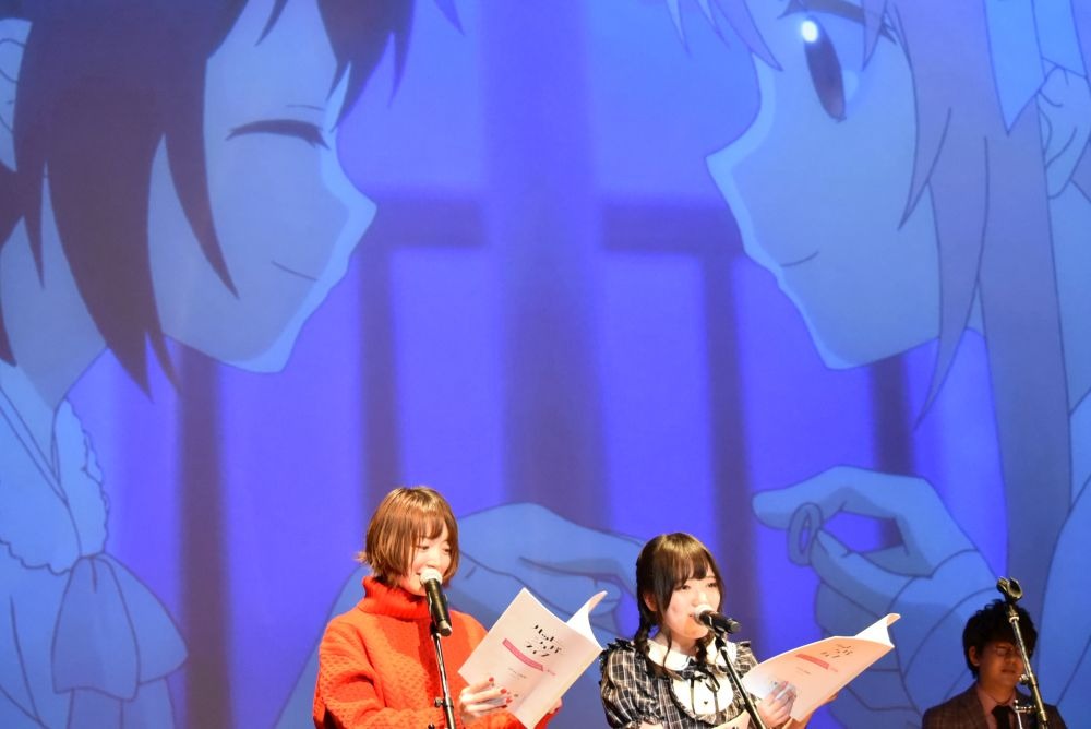 左から、誓いの言葉を生アフレコする花澤香菜と久野美咲。