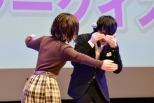 ジェスチャーゲームに司会を巻き込む洲崎綾。