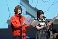 誓いの言葉を生アフレコする花澤香菜と久野美咲。