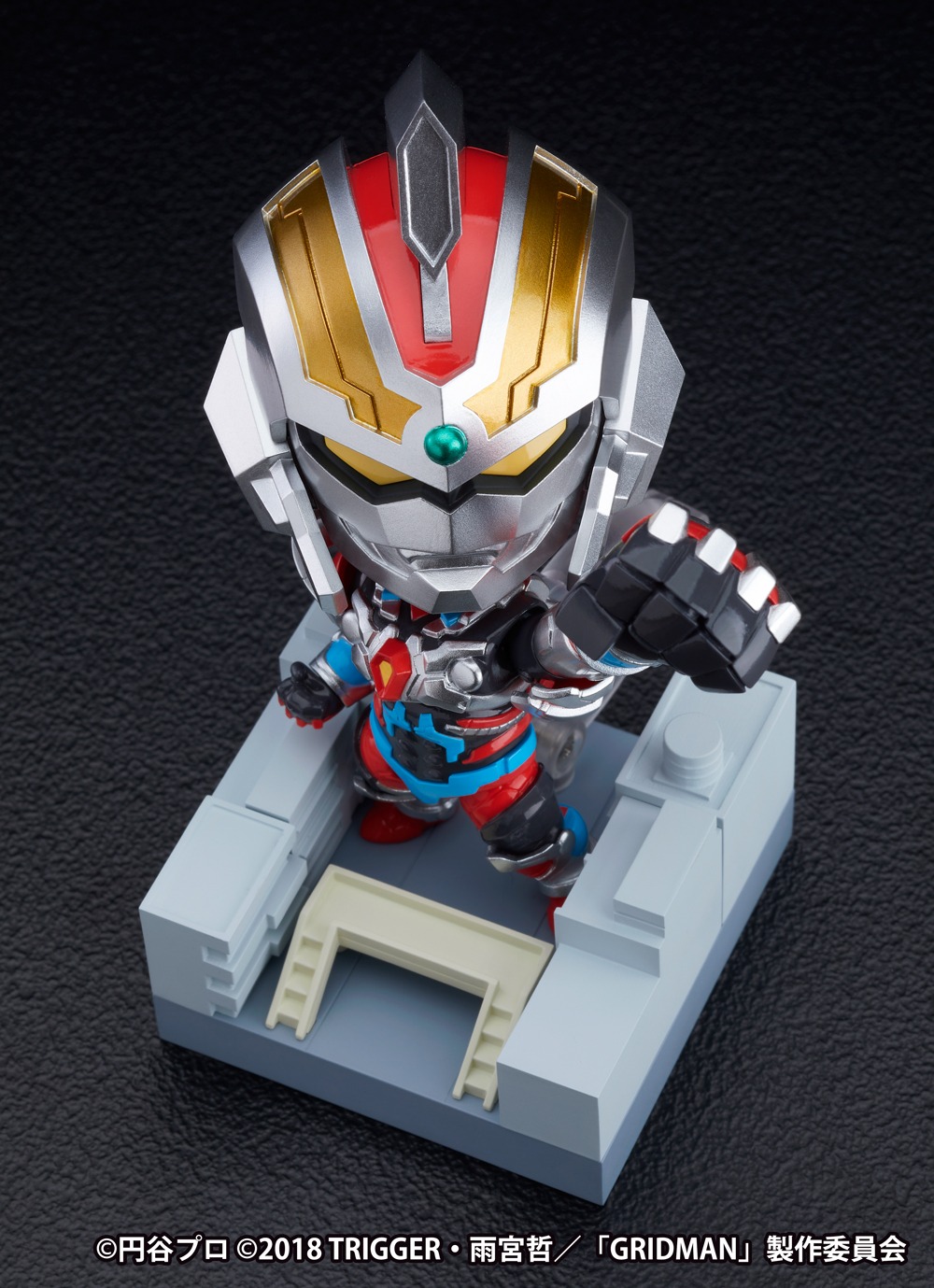 「ねんどろいど グリッドマン」のDX版に付属する「ジオラマ風台座」「パース付き腕パーツ」使用例。