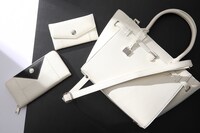 有馬貴将モデルのバッグ、財布、スマートフォンケース。