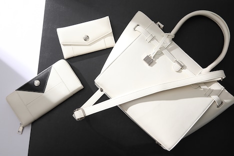 有馬貴将モデルのバッグ、財布、スマートフォンケース。