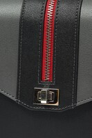 眼帯の喰種モデルのバッグ。