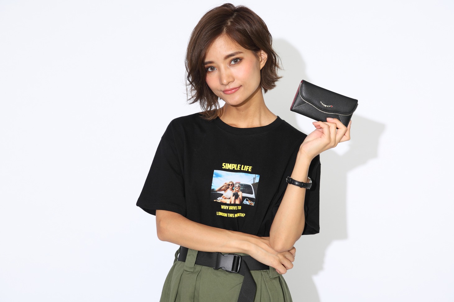 眼帯の喰種モデルのスマートフォンケースの使用イメージ。