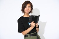 眼帯の喰種モデルのスマートフォンケースの使用イメージ。