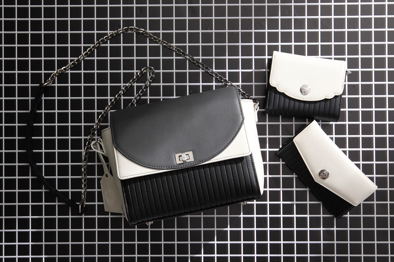 佐々木琲世モデルのバッグ、財布、スマートフォンケース。