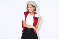 佐々木琲世モデルの財布の使用イメージ。