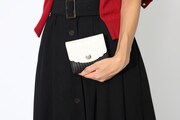 佐々木琲世モデルの財布の使用イメージ。