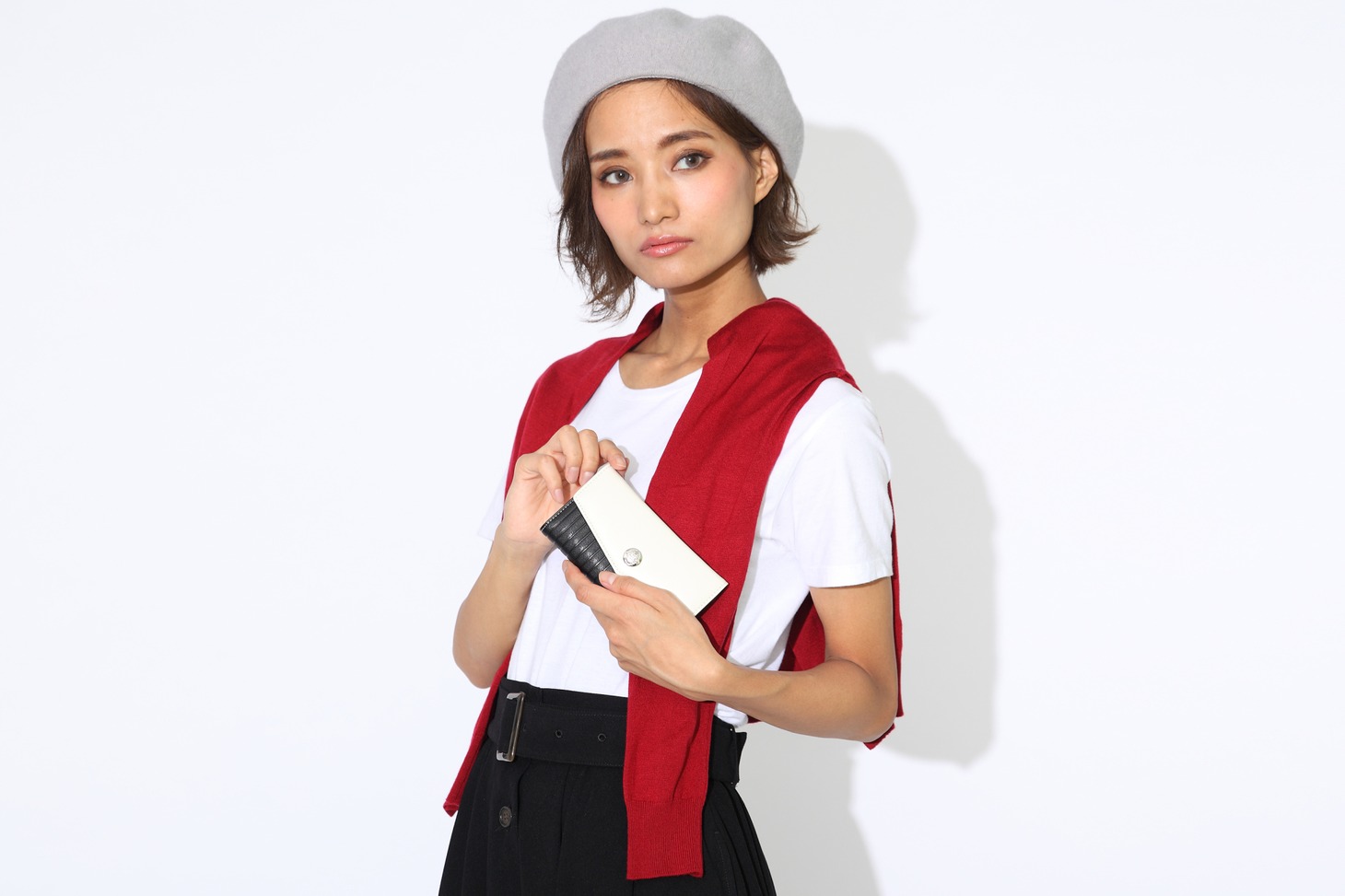 佐々木琲世モデルのスマートフォンケースの使用イメージ。