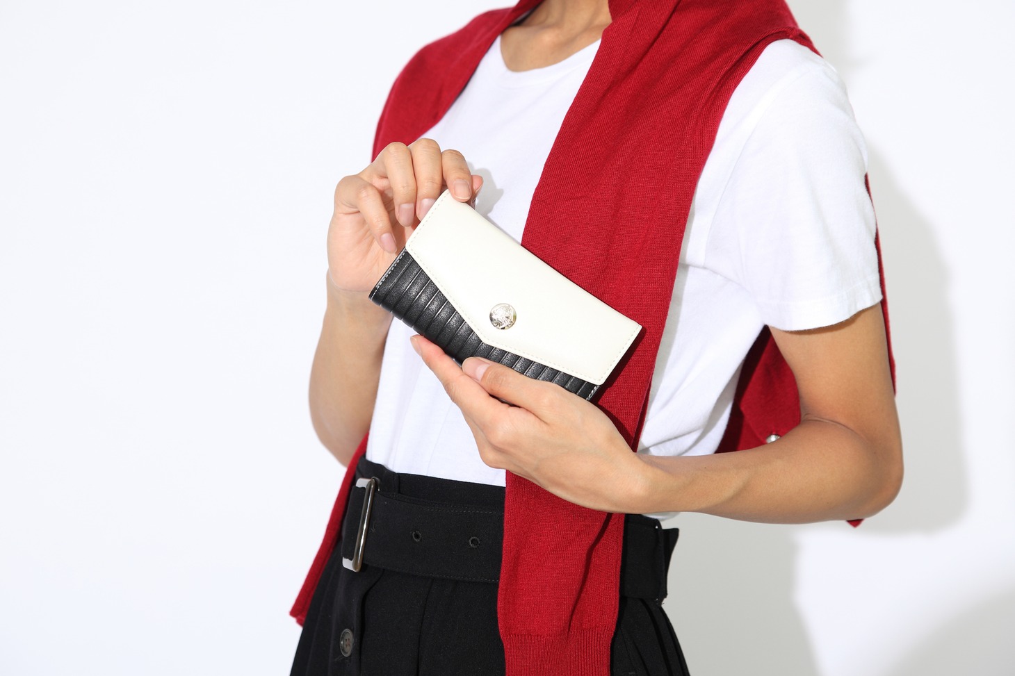 佐々木琲世モデルのスマートフォンケースの使用イメージ。