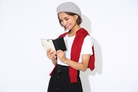 佐々木琲世モデルのスマートフォンケースの使用イメージ。