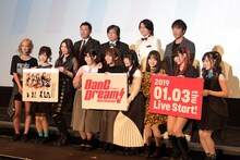 アニメ「BanG Dream! 2nd Season」制作発表会の様子。下段左から夏芽、小原莉子、Raychell、前島亜美、愛美、相羽あいな、伊藤美来、紡木吏佐、倉知玲鳳。上段左から松浦裕暁氏、木谷高明氏、上松範康氏、森川修一氏。