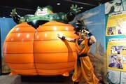 展示イベント「ドラゴンボール 超悟空伝」より、瞬間移動する寸前の悟空。