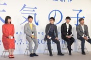 左から森七菜、新海誠監督、醍醐虎汰朗、川村元気プロデューサー、川口典孝プロデューサー。