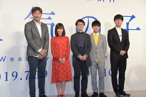 左から川口典孝プロデューサー、森七菜、新海誠監督、醍醐虎汰朗、川村元気プロデューサー。