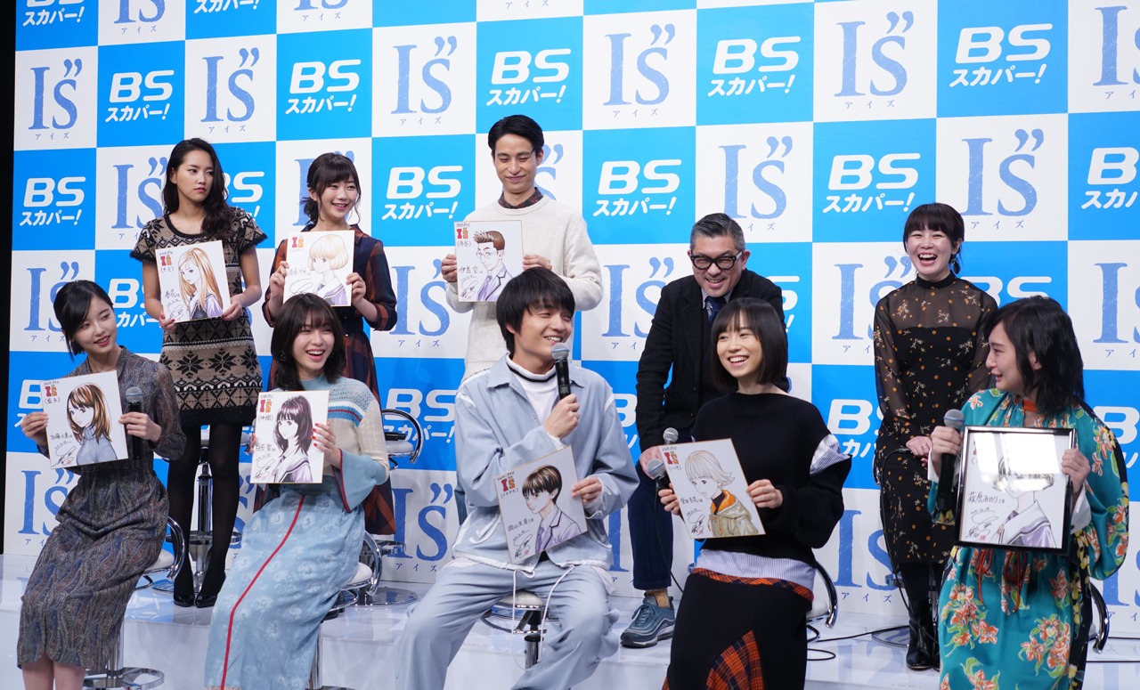 色紙を披露する出演者。