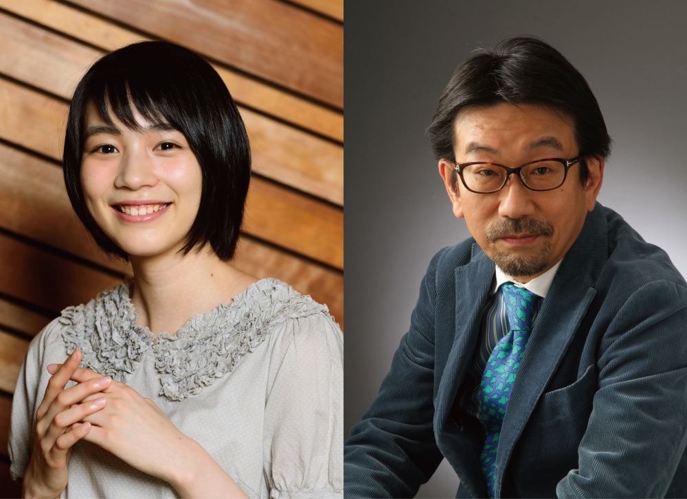 左からのん、真木太郎プロデューサー。