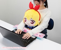 「PCクッション アイカツ！いちごちゃん」の使用イメージ。