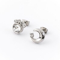 中島敦モデルのピアス。