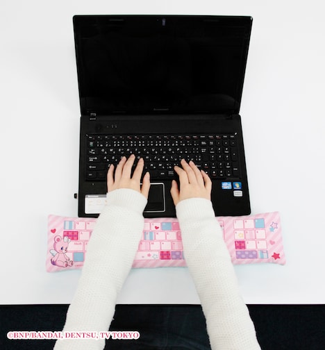 「PCクッション アイカツ！いちごちゃん」アームレストの使用イメージ。