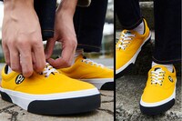 「フリクリ」コラボスニーカーの使用例。