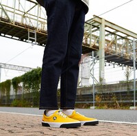 「フリクリ」コラボスニーカーの使用例。