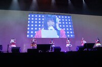 「ゾンビランドサガ」ステージイベントの様子。手紙を読む本渡楓。