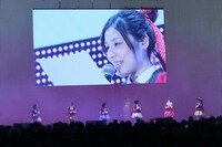 「ゾンビランドサガ」ステージイベントの様子。手紙を読む衣川里佳。