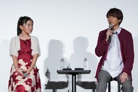 左からどろろ役の鈴木梨央、百鬼丸役の鈴木拡樹。