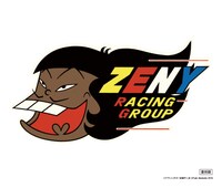 赤塚不二夫がサポートしていたカーレーシングチーム・ZENYのレーシングカーに貼られていたステッカーの縮小復刻版「ZENYステッカー」。