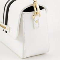 日本モデルのバッグ。